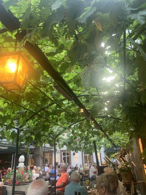 Live orkest  at Weingasthaus Breuer's Rüdesheimer Schloss in Ruedesheim Am Rhein