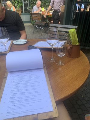 V = vegetarian VV = Vegan  at Weingasthaus Breuer's Rüdesheimer Schloss in Ruedesheim Am Rhein