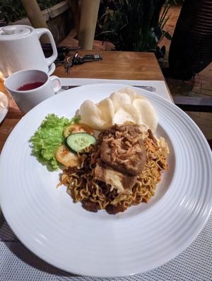 Vegan mie goreng with rosella tea at Cepik Villa in Karangasem