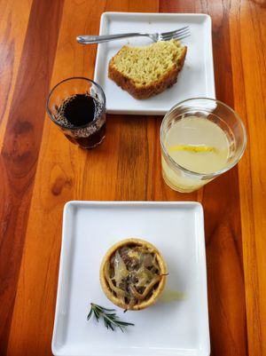 Quiche de shimeji e bolo de laranja at Matuta Queijaria Vegana in Sao Paulo