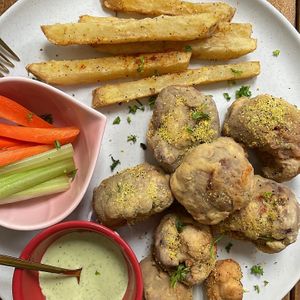 Boneless lemon pepper y las mejores papas a la francesa que he probado jamás   at Gaia Comida Vegana in La Paz