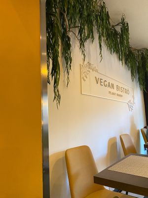 Contemporary interior at Vegan Bistró in Mallorca