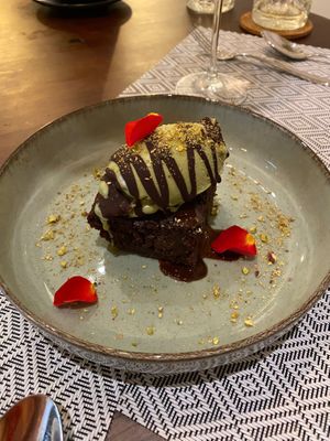 Chocolate brownie and pistachio ice cream at Vegan Bistró in Mallorca
