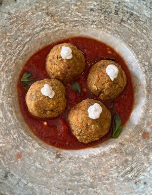 Meatballs made of lenses with tomato-garlic sauce at Vegan Bistró in Mallorca