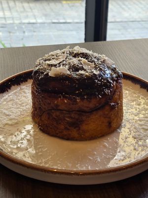 Cinnamon bun with dulce de leche at Vegan Bistró in Mallorca