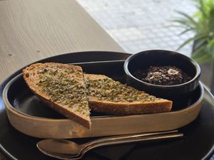 Bread and olive spread brought before the food at Vegan Bistró in Mallorca