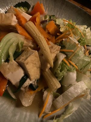 Essen ist okay, aber definitiv nicht der Grund, hier Speisen zu gehen.  at Wok'n'Joy in Hannover