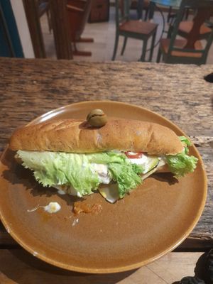 Sanduche de zuccinni veganos at Los Padmitos in Tumbaco