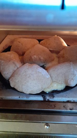 Horneando Samosas 😋 at Los Padmitos in Tumbaco