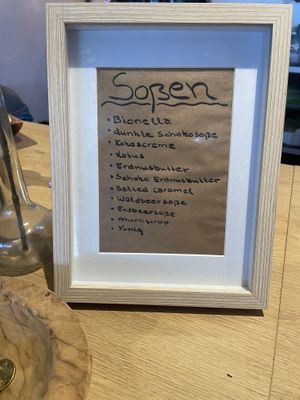Verschiedene Soßen zum auswählen, es gibt aber auch ganz klassisch Apfelmus   at Tjorvi‘s in Kiel