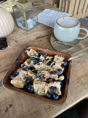 Waffelbowl und Cappuccino   at Tjorvi‘s in Kiel