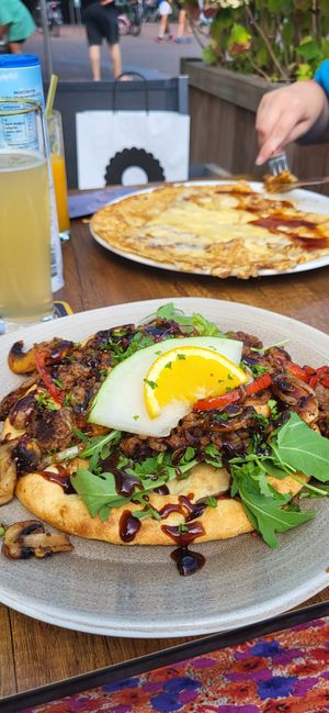 Flatbread pulled oats. Erg lekker!! Pannenkoek niet vegan. at Insolar Eten en Drinken in Huizen