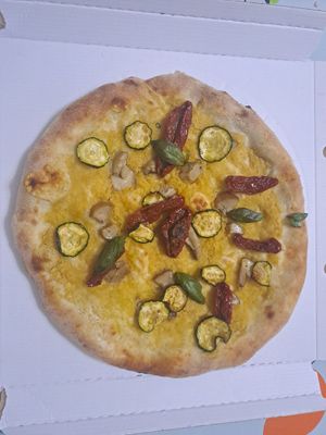La vegan (vegan pizza with mushrooms, zucchini, dry tomatoes and chickpea cream at Biò in Catanzaro