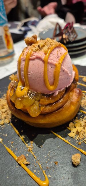 Cinnamon roll with ice cream at Vegan Amore 蔬慕 in Taipei