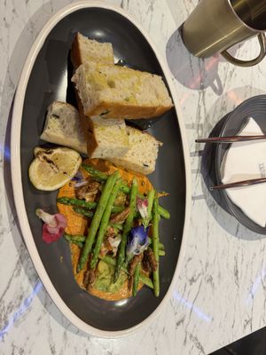 Hummus and asparagus appetizerrs  at Vegan Amore 蔬慕 in Taipei