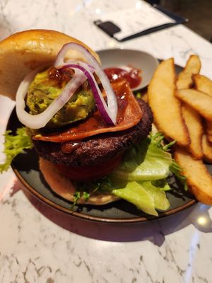 Burger with bacon at Vegan Amore 蔬慕 in Taipei