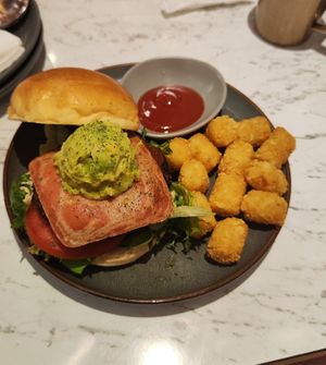 Avocado burger at Vegan Amore 蔬慕 in Taipei