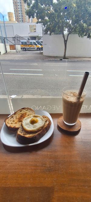 Pāo na chapa com ovo vegano acompanhado de um cookie butter gelado de bebida at Caneca Café in Sao Paulo