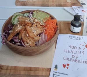 Poke bowl au simili-poulet  at POKAWA in Pau