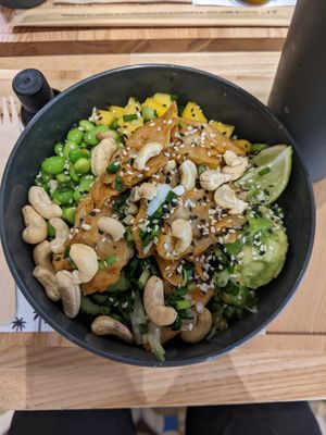 Vegan chicken bowl (?€) - 4.5/5. at POKAWA in Pau