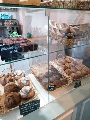 Vitrinas con diferentes tipos de pan at La Consciente in Barcelona