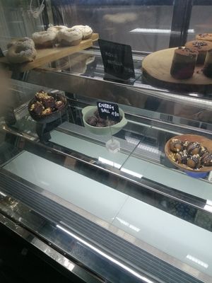 Vitrina con algunas cosas dulces at La Consciente in Barcelona