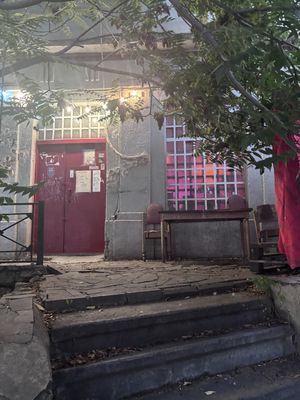 Osez pousser la porte. Pas simple à trouver et semble abandonné mais vaut vraiment la peine!   at SHPANA in Tbilisi