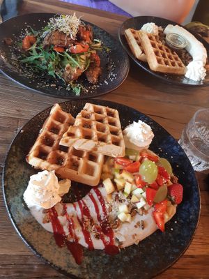 Es war einfach sooooo lecker, vor allem die Stulle hinten links mit Hummus und "Grilled Chicken" at Heaven's Kitchen in Stuttgart