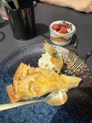 Cake of the Day & Pfirsich Tiramisu  at Heaven's Kitchen in Stuttgart