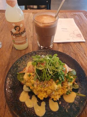 Croissant with tofu scramble, tomatoes, spinach, some herbs and hollandaise at Heaven's Kitchen in Stuttgart