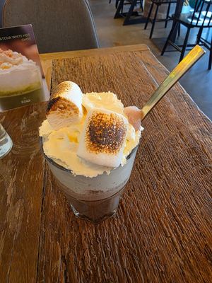 Heiße Schokolade mit Marshmallow at Heaven's Kitchen in Stuttgart