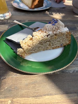 Vegan appeltaart met kaneelcreme  at Blumen Café 1884 in Schweich