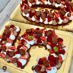 Number Cake : Biscuit chocolat / Chantilly Vanille / Fruits Rouges  at Jonathan Le Pâtissier in Nice