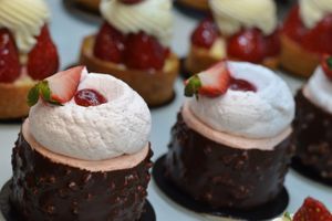 Nuage : Biscuit amande, mousse Fraise, Cœur Fraise, Coque Chocolat au Lait Vegan, Chantilly Vanille  at Jonathan Le Pâtissier in Nice