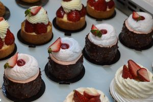 Nuage : Biscuit amande, mousse Fraise, Cœur Fraise, Coque Chocolat au Lait Vegan, Chantilly Vanille  at Jonathan Le Pâtissier in Nice