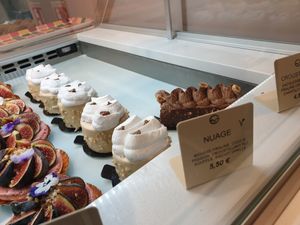 Vegan pastry clearly labeled at Jonathan Le Pâtissier in Nice