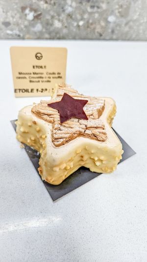 Vegan option for Christmas with chestnut mousse and blueberry at Jonathan Le Pâtissier in Nice