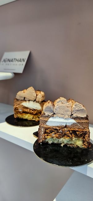 The Nuage (triple chocolate version in november 2023 😍) at Jonathan Le Pâtissier in Nice