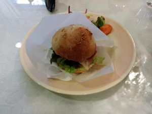 burger at Salon de Nanadecor in Tokyo