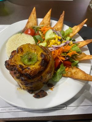 Opção vegan escolhida: Chilli de feijão (chilli de feijão preto com molho de tomate picante, arroz basmati, nachos e salada) at Sal Grosso in Sao Miguel