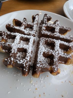 DIY waffle (I was busy taking photos and forgot it so it got a bit darker😄) at KOOS Bowls & Bar in Munich