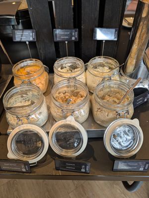 Spreads (2 of these 6 are not vegan, all of them clearly marked) at KOOS Bowls & Bar in Munich