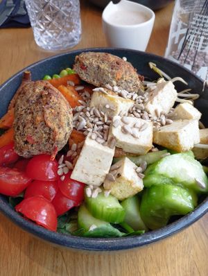 Bowl with tofu and homemade lentil balls at KOOS Bowls & Bar in Munich