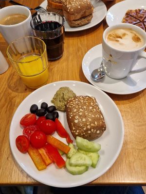 Breakfast buffet vegan options at KOOS Bowls & Bar in Munich