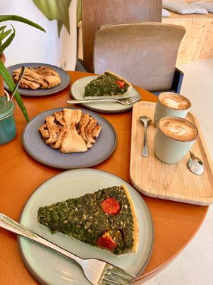 Schoko-Franz, Spinat-Quiche & Flat White.  at bohnarchie  in Brandenburg An Der Havel