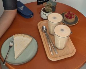 Zitronenkuchen, Pistazien-Törtchen und zwei Iced-Latte at bohnarchie  in Brandenburg An Der Havel