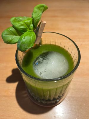 Matcha gin tonic, 9,70€ at Shisomen in Berlin