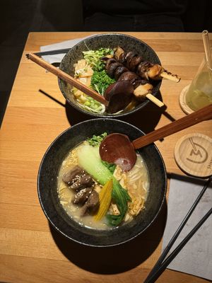Curry Ramen mit gegrillten Pilzen und Tonkotsu Ramen 😋  at Shisomen in Berlin