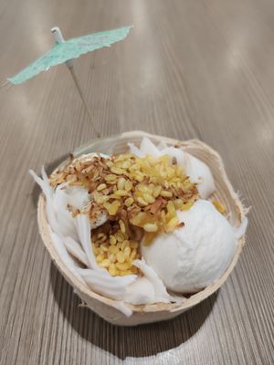 Vegan Coconut Icecream with Coconut water, 3 balls and 3 toppings at Veganissimo - Maybe closed in Koh Samui