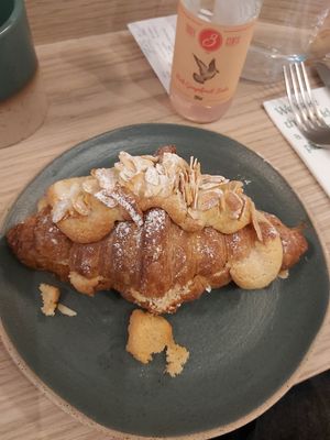 קוראסון שקדים! at Holy Llama - Sintagma in Athens